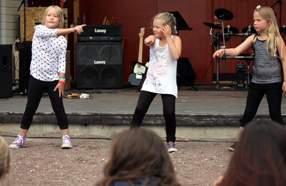 Kulturskolans dansare, midsommar i Högsjö 2011